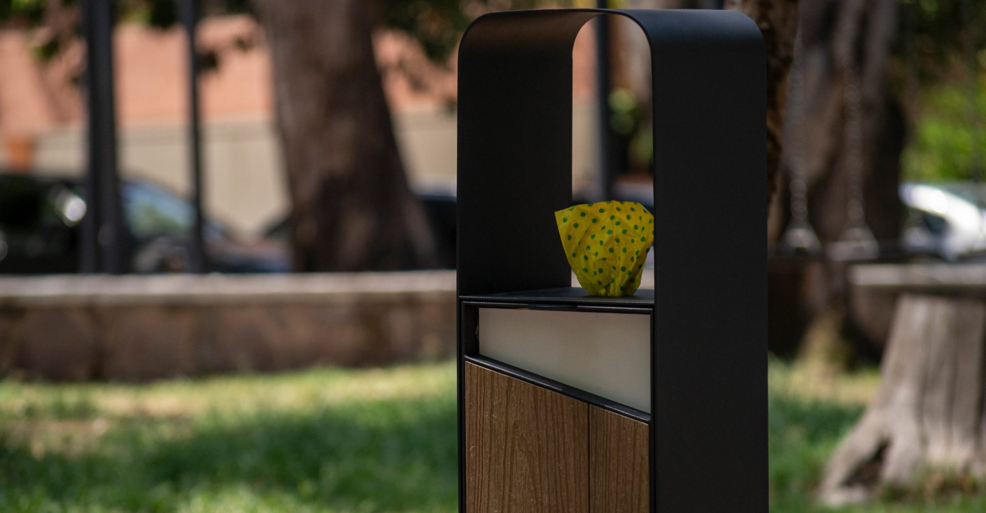 paramento_mobiliario-urbano_banner_producto_basurero_spazza_cane_01